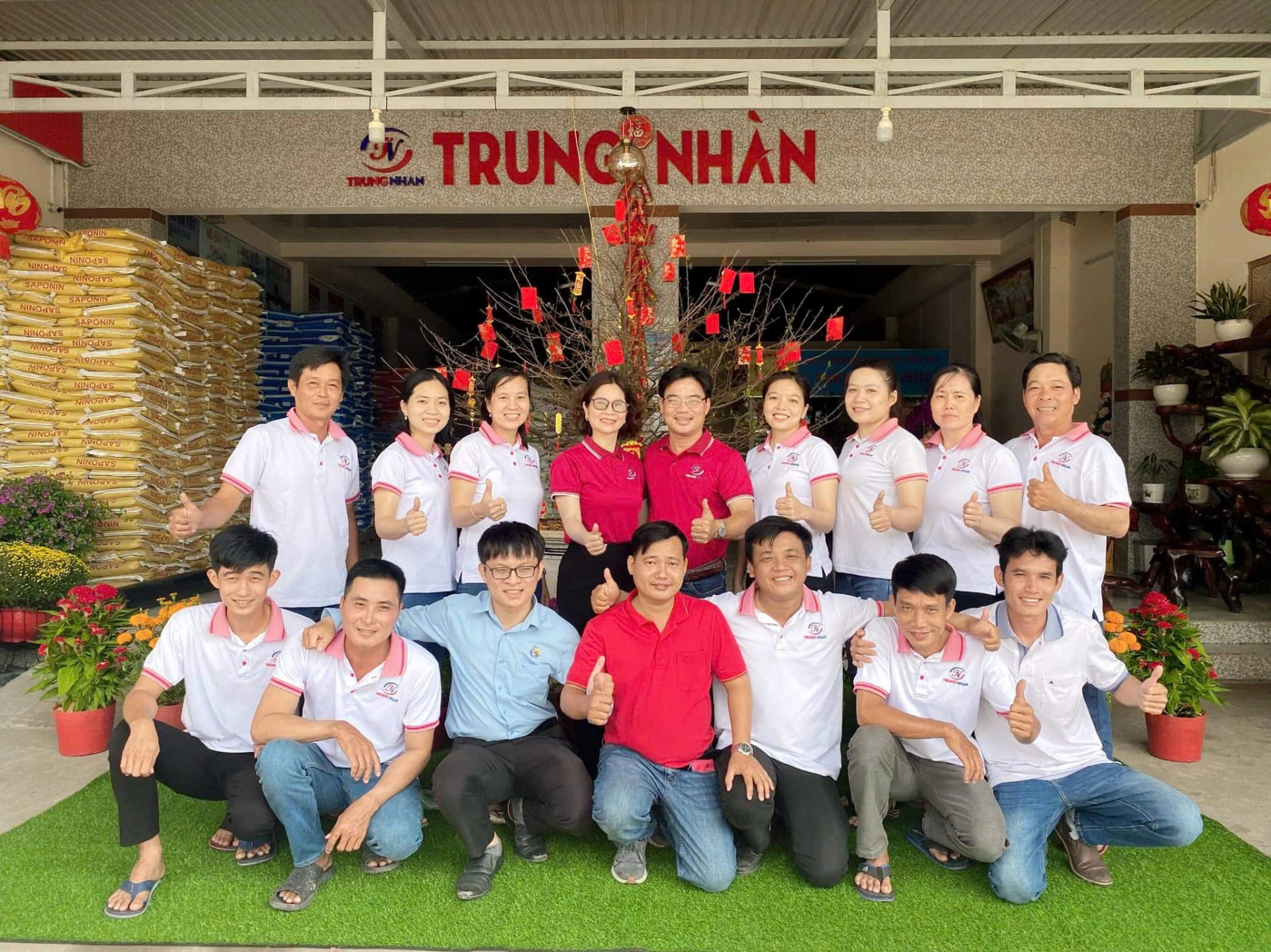 Đội ngũ Thủy Sản Trung Nhàn chụp ảnh tập thể trước cửa hàng